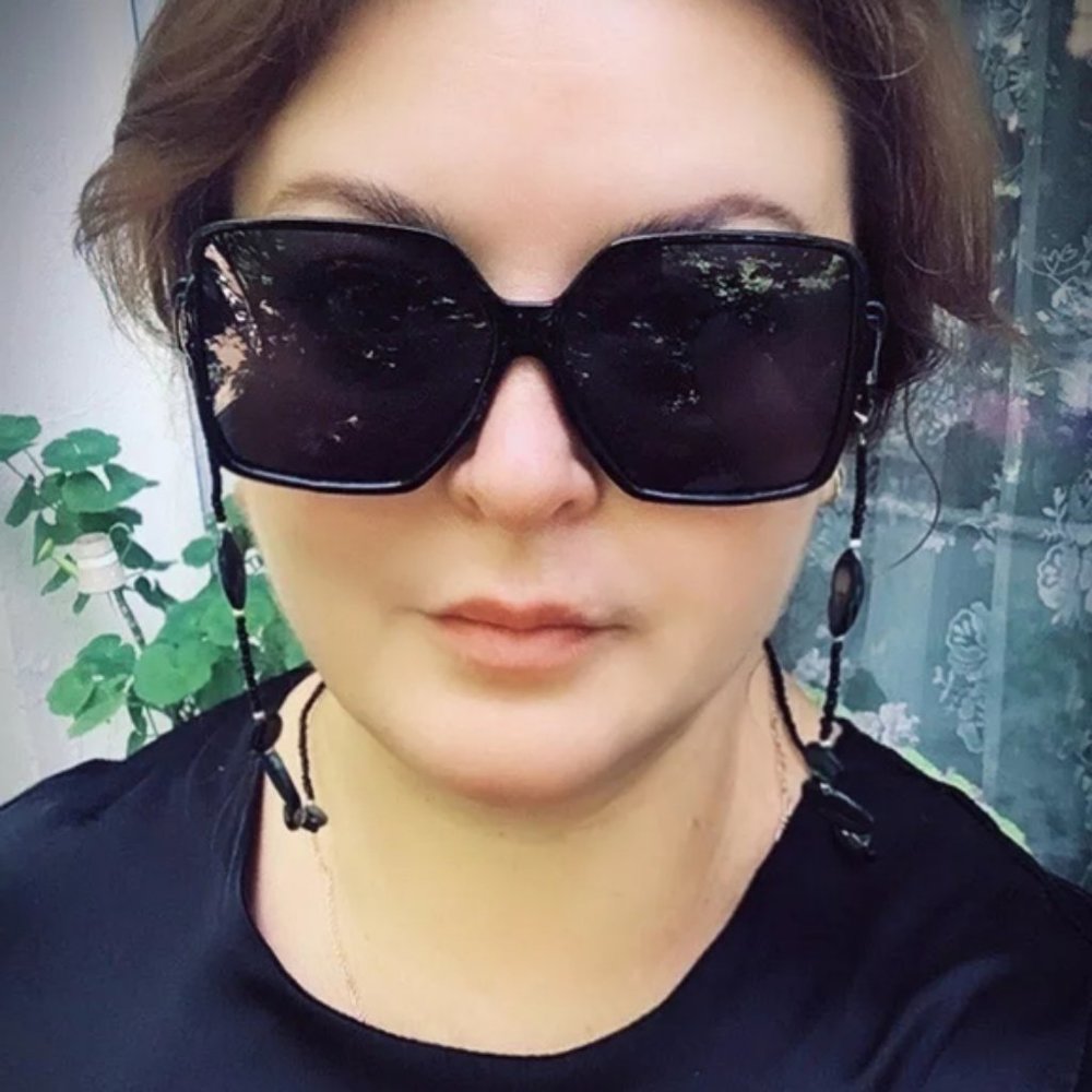 💎✨ Oversized Squared Sunglasses - Picture 8 of 10
